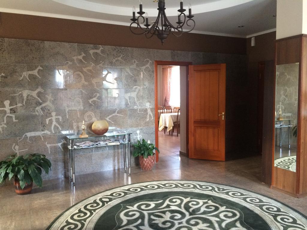 Altyn Adam Hotel Pavlodar Buitenkant foto